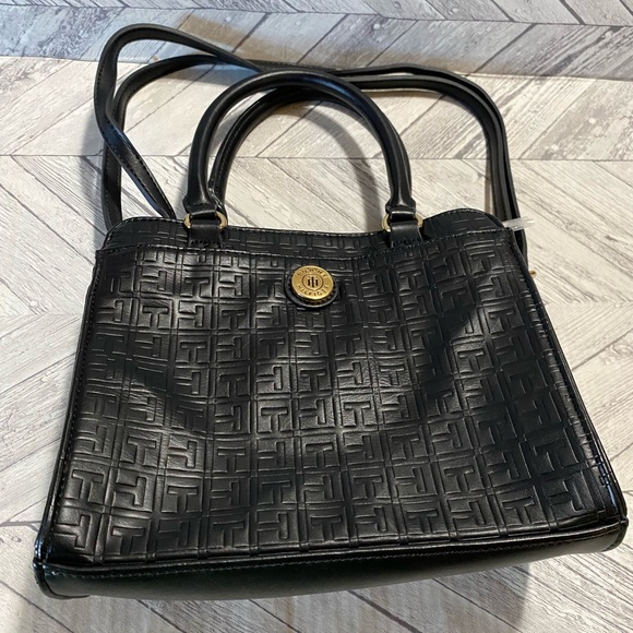 NEW TOMMY HILFIGER CROSSBODY/SHOULDER &  WRISTLET BAG COLOR BLACK - Picture 1 of 11